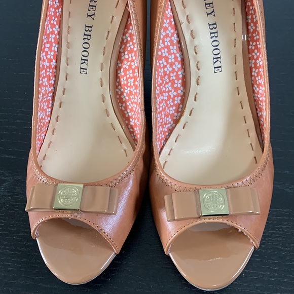 AUDREY BROOKE genuine tan leather wedge heel - Picture 11 of 12